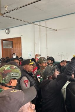Gubernur Papua Tengah Tinjau Korban Insiden Puncak