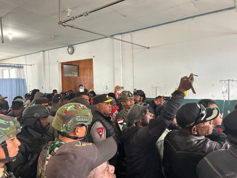 Gubernur Papua Tengah Tinjau Korban Insiden Puncak